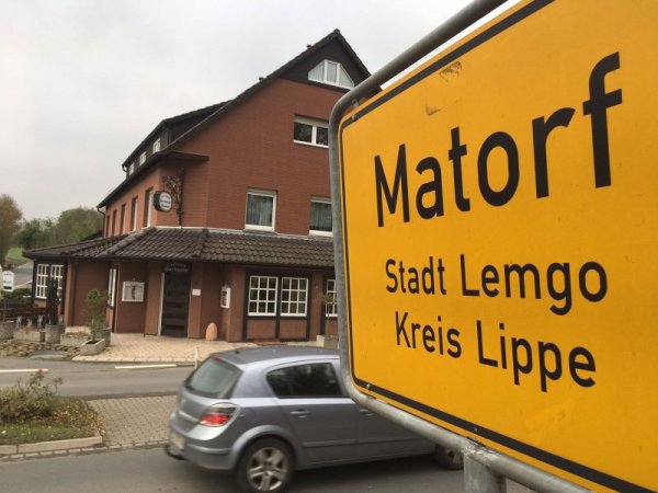 Nach Meinung mancher falsch positioniert: Die Matorfen wollten das Ortseingangsschild versetzen. Doch die Straßenbehörden haben beschlossen, dass es gegenüber Gasthof Hartmann (im Hintergrund) stehen bleibt. Archivfoto: Till Brand - © Till Brand