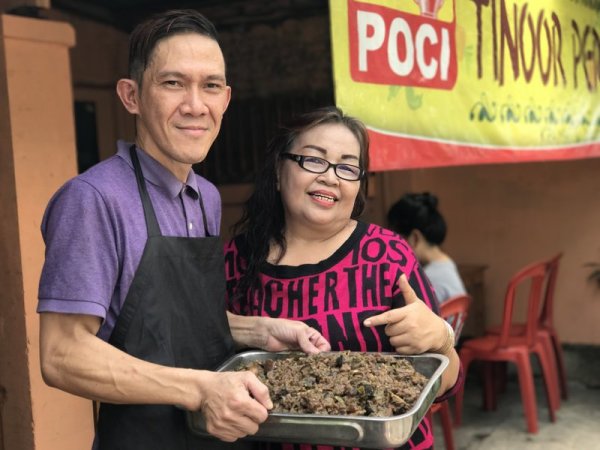 Koch Michael Kenzo und Restaurant-Inhaberin Jennie Porung stehen am in Jakarta vor dem Restaurant «Tinoor Permai», in dem Hundefleisch serviert wird. - © Christoph Sator/dpa