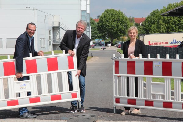 Sie machen den Weg frei: Symbolisch räumen (von rechts) Christin Schling (Marketingleitung der Firma Isringhausen), Andreas Becker (Stadtwerke-Bereichsleiter ÖPNV und Parken) sowie Markus Baier (Leiter des städtischen Geschäftsbereichs Stadtplanung und Bauen) die Absperrungen vor der Busschleife beiseite. - © Till Brand