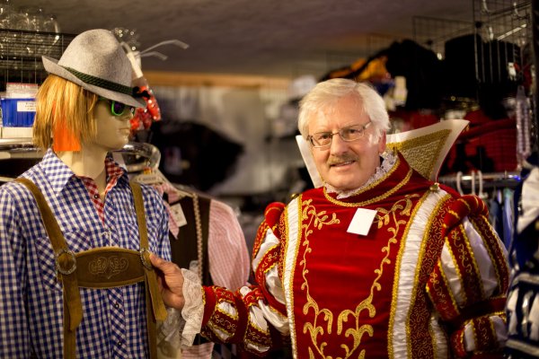 Schwerer Samt, weißer Satin und aufwändig gestickte Goldlitzen kennzeichnen eines der kostbarsten Kostüme in Kohlstädt. Ulrich Drawe schlüpfte für die LZ in das Prinzenkostüm. - © Sabine Hergemoeller