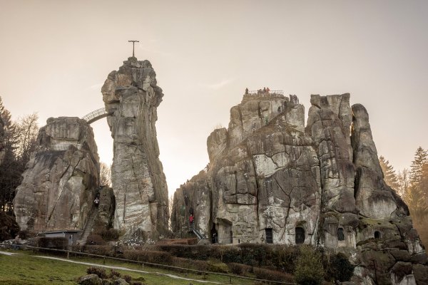 Weil die Gefahr sehr groß war, dass der Holzpfosten abstürzen und Spaziergänger verletzten konnte, entfernte die Feuerwehr Horn-Bad Meinberg die hölzerne Konstruktion bereits am Sonntag. - © Torben Gocke