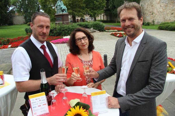 Freuen sich auf das baldige Fest: (von links) Maik Sander vom Museumhsof Senne/Historisches Gasthaus Buschkamp als Neu-Gastronom auf Lippe Kulinarsich, Mit-Organisatorin Astrid Illers von Stadtmarketing und Veranstalter Christian Schneider. - © Foto: Sven Koch