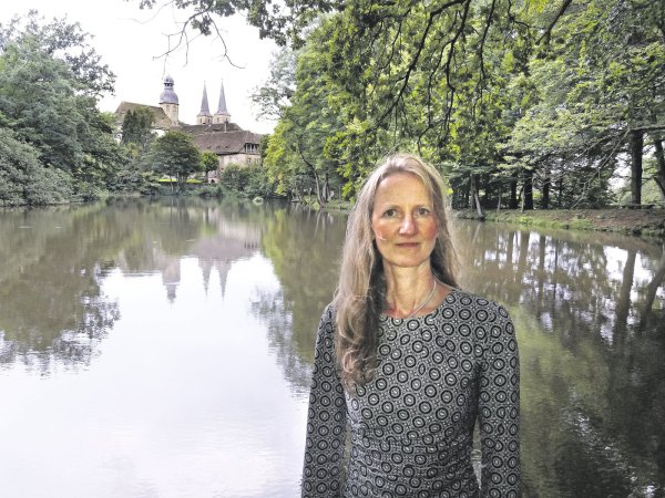 Die Ruhe, die Raum gibt für neue Ideen, entdeckt Chordirigentin Anne Kohler auch an dem Teich, in dem sich die Türme der Abtei Marienmünster spiegeln. - © Christine Longère