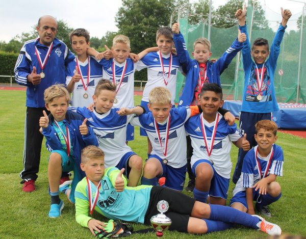 So jubeln die E-Junioren Luis Sprute, Dildar Merad, Canali Karci, Benedikt Neufeld, Jasper Mader, Luke Montag, Ben-Maddox Kleist, Faisal Ahmad Haqparwar, Felix Riemeier, Aras Özmen und Ryan Selmi. - © Kai Hahn