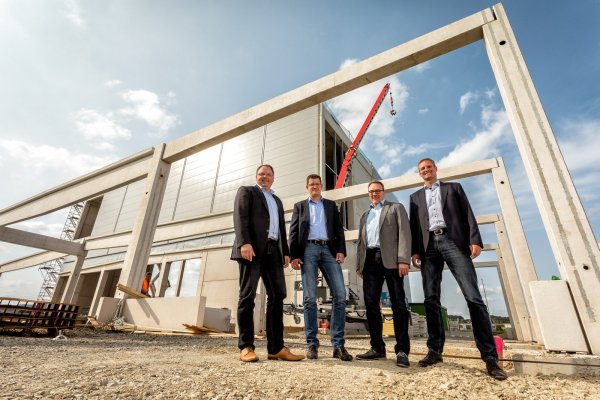 Heute wird Richtfest gefeiert: (von links) Jörg Söhngen, Jens Hagelüken, Wolfgang Pohl und Christian Claes bauen im Industriepark ihre neue Produktionsstätte - © Torben Gocke