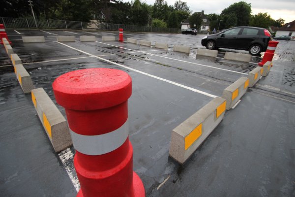 Gesperrt: Weil eine darunterliegende Betonstütze marode ist, sind sechs Parkplätze auf dem oberen Parkdeck am Bruchweg gesperrt. - © Jens Rademacher