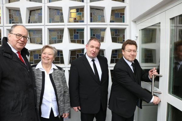 Detlef P. Junge (Seniorenbeauftragter), Gemeindemitglied Margitta Dummann und Ulrich Wiesemann (von links) sind dabei, als Gemeindeleiter Stephan Falk die Tür abschließt. - © Guntmar Wolff