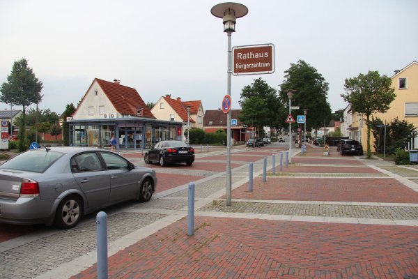 Störend für Anwohner: Insbesondere beim schnellen Fahren über das Pflaster produzieren Fahrzeuge vor dem Rathaus Lärm. Das soll sich auf Wunsch der Politiker ändern. - © Cordula Gröne