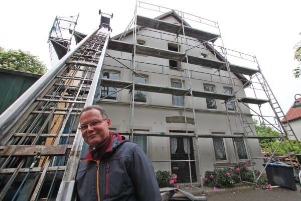 Altes Gebäude: Pfarrer Matthias Zizelmann steht vor dem eingerüsteten Adelheidstift in Horn, das derzeit modernisiert wird und ein neues Dach bekommt. - © Patrick Bockwinkel