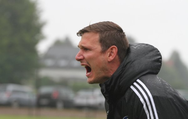 Obmann und Co-Trainer der Zweiten bei der SG Bentorf/Hohenhausen: Sven Eickmeyer gibt lautstarke Anweisungen. - © Sebastian Lucas