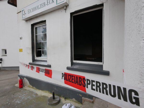 Abgesperrt: Deutlich sind am „Eichholzer-Eck" die Spuren des Brandanschlags von Dienstagmorgen zu sehen. - © Jost Wolf