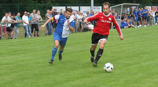 Sieger der vergangenen beiden Jahre im Duell: Tobias Stork (Post-TSV Detmold) stoppt in dieser Szene Marco Olszewski (links, SVE Jerxen-Orbke). Jerxen gewann 2015 am Siekkrug, Post 2016. - © Sebastian Lucas