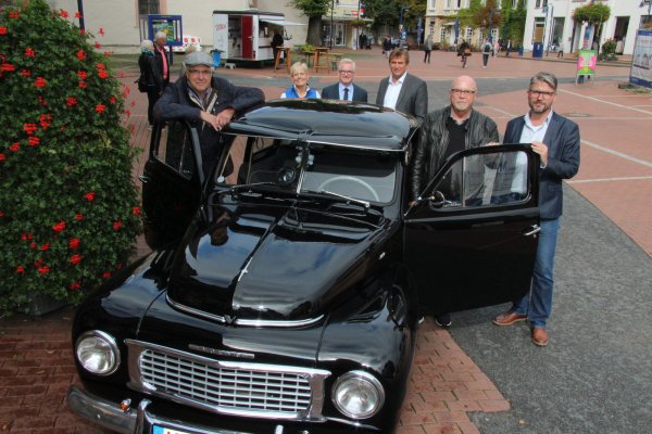 Schwarze Schönheit: Der Volvo 444 aus dem Jahre 1056 von Bernd Büschenfeld (Zweiter von rechts) ist eine der automobilen Preziosen, die es am 24. September auf dem Marktplatz zu bestaunen gibt. Das Programm haben gestern (von links) Udo Huvendiek, Angelika Drowe, Thomas Voss, Christian Liebrecht und Ralf Hammacher vorgestellt. ? - © Wolfgang Becker