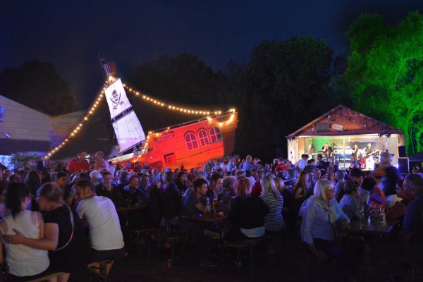 Der Untergang: Bei der Biermeile war Steuers Piratenschiff noch ein Hingucker. Im Lippegarten ist es aber unerwünscht. - © Montage Oliver Wendtland; Archiv: Tanja Watermann