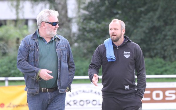 Im Dialog: Trainer Bastian Möller (rechts) und Rüdiger Gast, Vorsitzender des SVE Jerxen-Orbke. - © Sebastian Lucas(LZ)
