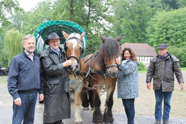 Buz (von links): Verwaltungsleiter Uwe Schröder, Axel Düsterwald, Andrea Reineke und Karl-Heinz Fürst am Gespann. - © Privat