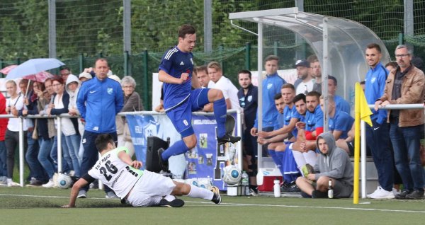 Zweikämpfe sind Trumpf gewesen: Hier grätscht der Oerlinghauser Jan-Justin Johannhörster den Ball ins Aus. Der Asemisser Diego Giesbrecht Ketler überspringt seinen Gegenspieler, während TuS-Co-Trainer Jens Böttcher (links) die Szene genau beobachtet. - © Oliver König