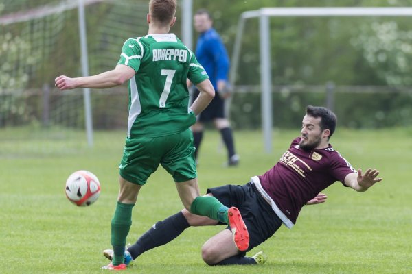 Faires Tackling: Mit dieser Grätsche gegen den Anreppener Andre Jahn gelingt es Berat Köse (rechts) im letzten Moment, den Ball aus der Gefahrenzone zu befördern. - © Egon Penner