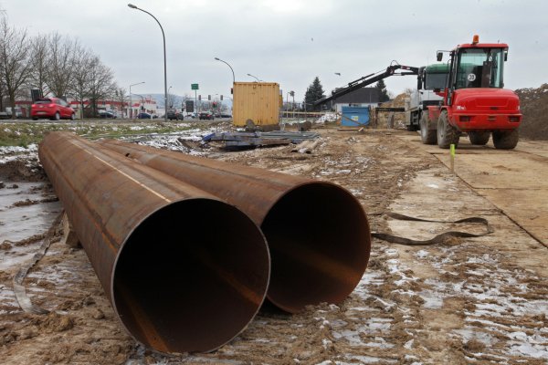 Am Nordring wird an der Einmündung zur Niewaldstraße eine neue Schmutzwasserleitung gezogen. - © Bernhard Preuß