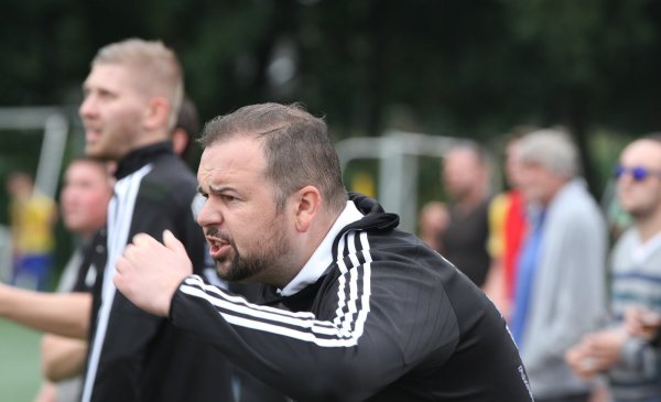 Emotional an der Seitenlinie: Dima Charov von FSV Pivitsheide. - © Sebastian Lucas