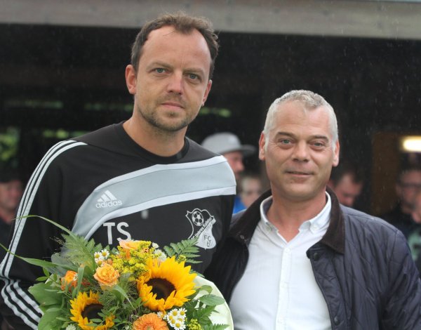 Glückwunsch zum Aufstieg in die Westfalenliga: SV-Bentorf-Vorsitzender Sascha Raimann (rechts) mit Schiedsrichter Timo Franz-Sauerbier. - © Sebastian Lucas(LZ)