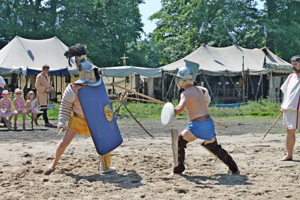 Im Kampf: Bei den Gladiatoren gab es strenge Regeln, die von Schiedsrichtern überwacht wurden. Hier zeigen zwei Mitglieder der Gruppe „Ludus Nemesis" als Murmillo (links) und Hoplomachus, wie ein Kampf ausgesehen haben könnte – natürlich mit Holzwaffen. - © Ludus Nemesis