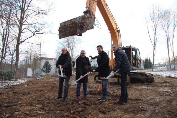 (von links) Bürgermeister Rainer Heller, Technischer Beigeordneter Thomas Lammering, Architekt Thomas Sugge vom Architekturbüro Rabbe Sugge und Ansgar Hartmann von der Firma Hartmann Bau greifen zum Spaten. - © Foto: Koch