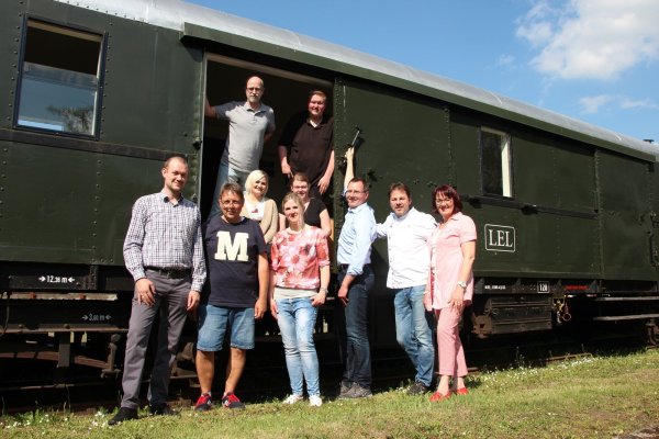 Vorbereitungen rund um die Waggons: (von links) Bernd Tünnermann und Simon Stock (Landeseisenbahn) sind schon eingestiegen. Zum Team gehören zudem (vorn, von links) Darren Wünsch (Lippische Landes-Zeitung), Jörg Edema (Landeseisenbahn), Emilia Niemann, Alexandra Schmidt, Evelyn Torzewski (Landhaus Begatal), Jochen Brunsiek, Stephan Büker und Renate Dalbke (von links). - © Marlen Grote