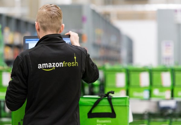Amazon Fresh: Der Online-Händler bietet nun auch frische Lebensmittel an. In Berlin kann die Ware in speziellen Shops abgeholt oder nach Hause geliefert werden. - © dpa