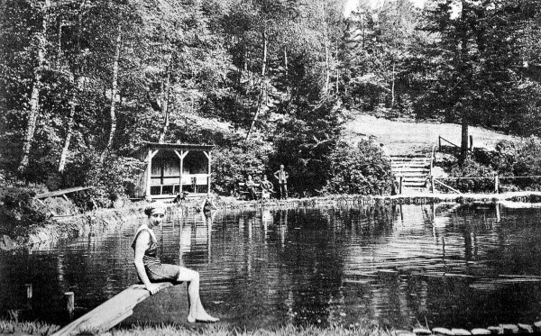 Schopkefreibad anno dazumal: Im Schopketal traf sich früher ganz Oerlinghausen und Umgebung zu Freizeit und Baden - © Horst Biere/Sammlung Höltke