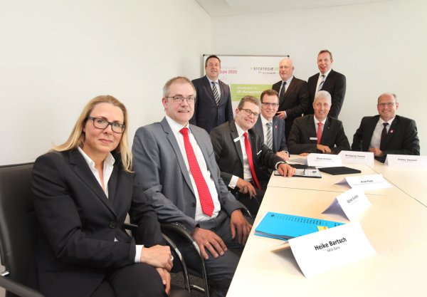 Millionenkredit unterzeichnet: Heike Bartsch (NRW-Bank), Rainer Grabbe, Arnd Paas, Klaus Drücker, Wolfgang Viertel und Dieter Saukel von den Sparkassen Paderborn-Detmold und Lemgo sowie (stehend von links) Dr. Axel Lehmann mit Dr. Helmut Middeke und Dr. Johannes Hütte. - © Vera Gerstendorf-Welle