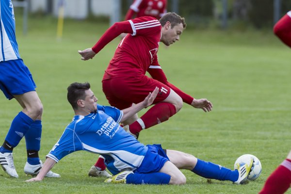 Aktivposten unter sich: Arthur Arnt verfolgt den Sandhasen Alexander
Eck (rot) auf Schritt und Tritt. Hier kommt Arnt trotz Grätsche nicht an den Ball. - © Egon Penner