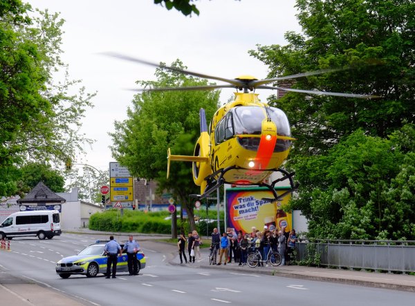Schaulustige: Die Polizei musste die Werre-Brücke für den Rettungshubschrauber sichern. - © Thorsten Gödecker