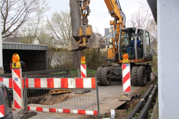 Die Arbeiten schreiten weiter voran: Zwischen Parkpalette und Schützenplatz lassen die Stadtwerke gerade die Fernwärmeleitungen freilegen. Nach Ostern soll es dann an die Erneuerung des Kanals gehen. Ab Mitte Mai soll der stark frequentierte Pfad wieder begehbar sein. - © Tobias Schneider