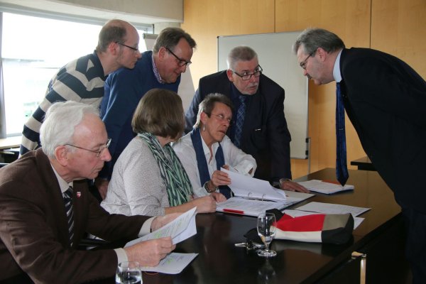 Der Wahlausschuss im Wahlkreis 94 mit (v. l.) Arnold Weßling, Martin Sellenschütter, Liane Fülling, Ralf Langenscheid, Frauke Viehmeister, Erwin Jung und Michael Hellweg prüfte die Unterschriften für Sylvia Lillge (kl. Bild). - © Kreis Gütersloh