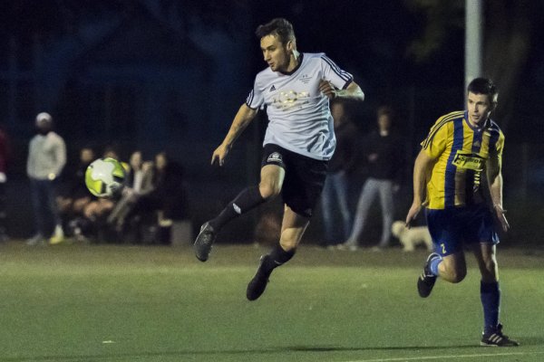 Gekonnt nimmt in dieser Szene Kai Andreas Gast (weiß) von der SG Sabbenhausen-Elbrinxen den Ball in der Luft an. Timo Jöstingmeier (2, gelb, rechts) von der SG Hiddesen-Heidenoldendorf kann nur zuschauen. - © Egon Penner