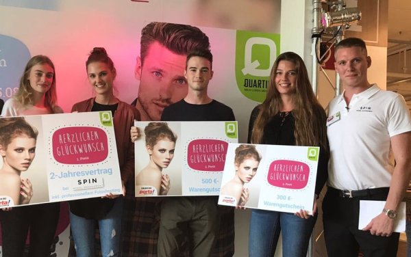 Die Siegerinnen Berit Heitmann und Ilona Safraider mit dem zweitplatzierten Oliver Thiessen aus Bielefeld und der drittplatzierten Annika Blare aus Lübbecke posieren für ein Siegerfoto mit Christian Riechmann, Mitinhaber von Spin Model Management. - © Kathleen Kummer, Porta Möbel