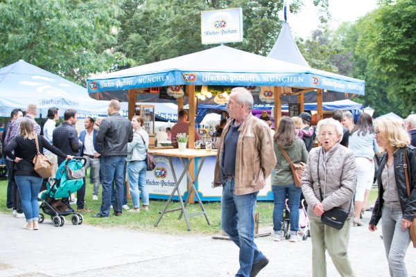 Große Vielfalt: Die rund 30 Buden auf dem Schloßplatz haben von Freitag bis Sonntag etliche Besucher angezogen. Dort gab es insgesamt 400 verschiedene Biersorten aus 70 Ländern zu entdecken. - © Raphael Bartling