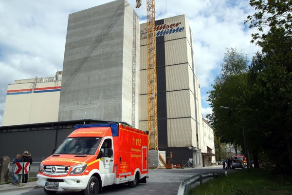 Der 66-Jährige befand sich in einem der oberen Etage des im Bau befindlichen Siloturms (l.), als er in die Tiefe stürzte. - © Jens Reichenbach