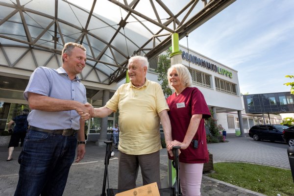 Geben sich die Hand: (von links) Andreas Zeisberg, Dieter Reimers und Heike Dankwerth haben nach LZ-Vermittlung ein offenes Gespräch geführt. - © Torben Gocke