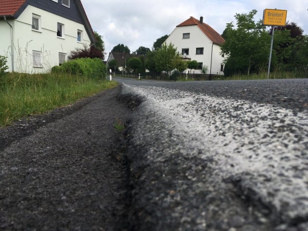 Deutlicher Höhenunterschied: Wer mit dem Reifen neben die Straße gerät, muss höllisch aufpassen. - © Till Brand