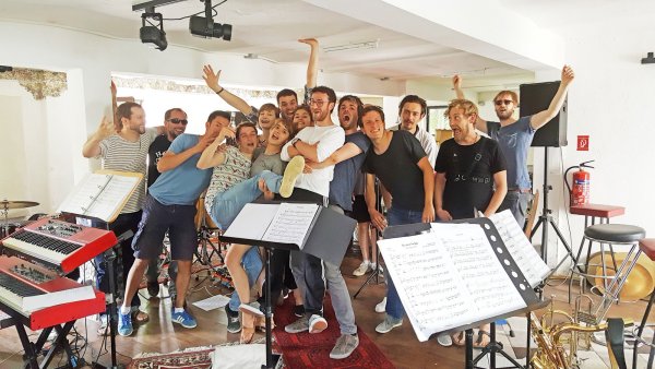 Viel Engagement: Die 16 Mitglieder der Sebastian Müller Band haben ihren Proberaum selbst gestaltet. Im Red Horn District treffen sie sich zum Üben und Aufnehmen.