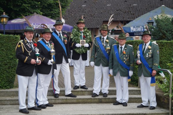 Erfolgreicher Tag: Volker Tacke, Uwe Deppe, Volker Schreiber, der designierte König Bernd Sommerfeld, Detlef Bollhöfer, Thomas Riepe und Fred Meier (von links) haben allen Grund zur Freude. - © Jan Christian Pinsch