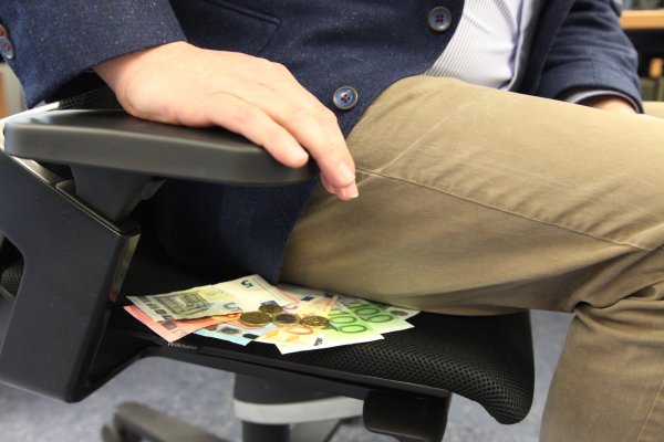 Pauschale: 386,80 Euro sollen die Vorsitzenden kommunaler Ausschüsse künftig im Monat mehr bekommen. Dies sieht die neue Entschädigungsverordnung NRW vor - die Kommunalpolitiker können die Aufstockung jedoch verhindern. - © Vera Gerstendorf-Welle