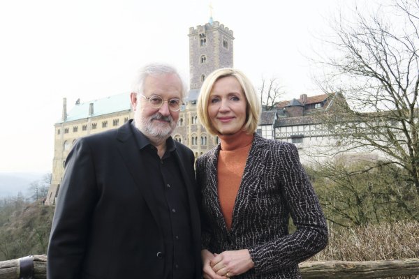 Die Autoren: Christian Nürnberger und Petra Gerster vor der Wartburg in Eisenach, in der Martin Luther einige Zeit verbrachte. - © Privat