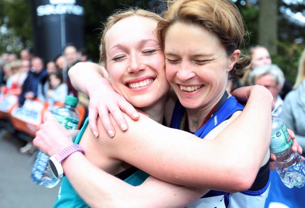Die Zweite Stephanie Fritzemeier (l.) und die Dritte Melanie Genrich. - © Sarah Jonek