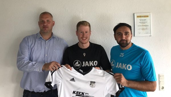 Neustart beim TuS Horn-Bad Meinberg: Jarrit Karaus (Mitte) mit Andre Schnatmann aus dem TuS-Vorstand und Trainer Kemal Akman (rechts). - © Privat
