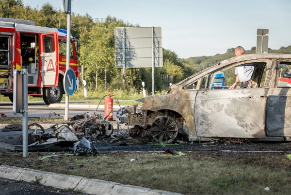 Zwei Fahrzeuge sind bei einem schweren Unfall auf der B1 komplett ausgebrannt. - © Torben Gocke
