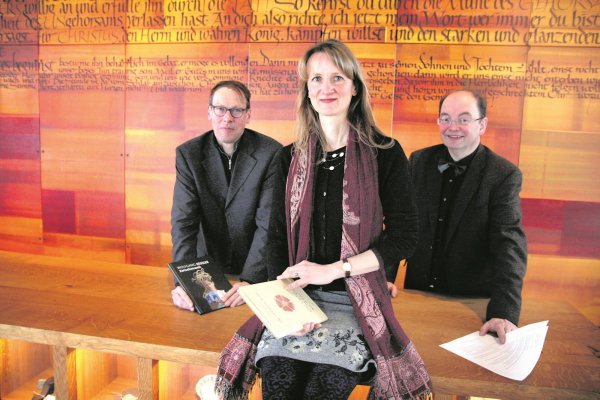 Anne Kohler mit Hans Hermann Jansen (rechts) und dem Bildenden Künstler Wolfgang Kessler. Kessler wird das Jahr mit Ausstellungen begleiten. - © Foto: Battran