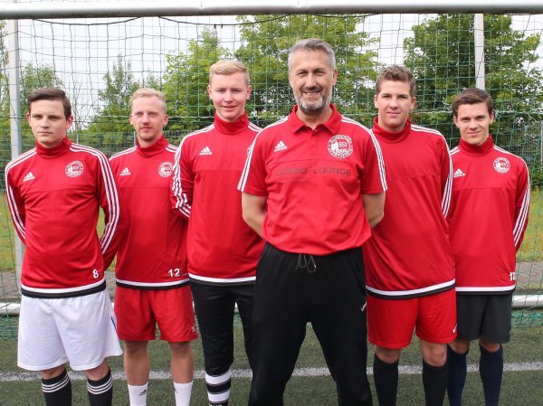 Auftakt beim Blomberger SV: (von li-nks) Daniil Rjabokin, Robin Schatz, Christopher Reuter, Trainer Richard Soethe, Lars Siekmann und Leander Bietau. - © Paul Cohen